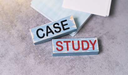 Obraz premium Case study text concept written on wooden blocks lying on a table