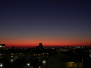 Fototapeta premium 鮮やかな夕焼けと名古屋市の街並みの夜景