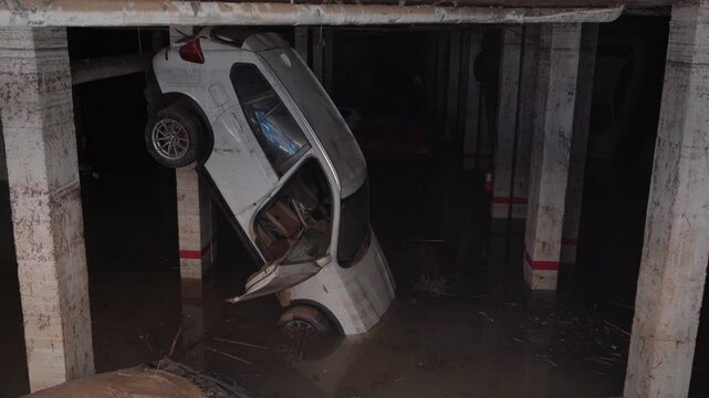 Car broken in flooded garage Dana de Valencia