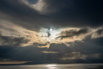 薄雲越しの太陽