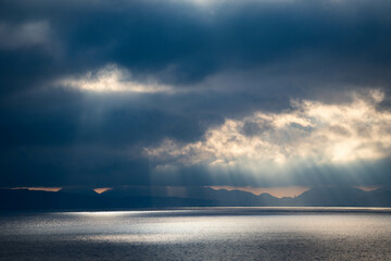雲を抜けてくる雲
