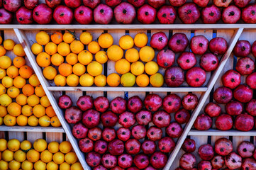 Granat&auml;pfel und Orangen zum Verkauf pr&auml;sentiert