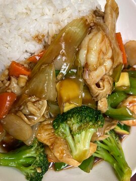 stir fried chicken and shrimp with vegetables