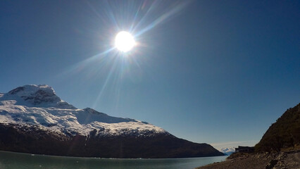 Imagen tomada en el Calafate, Argentina en la que se aprecian lagos, montañas y nevados.
