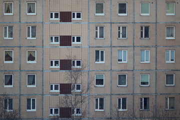 Obraz premium Urban Apartment Building Facade Featuring Numerous Windows and Contemporary Design Elements