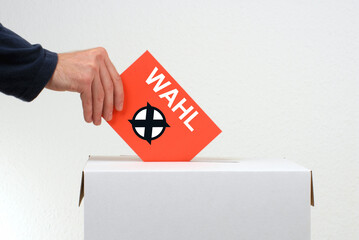 Alles zum Thema Wahl - Hand mit Stimmzettel