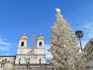 Obraz premium church of the Trinita dei Monti, plaza Spagna, with a Christmas tree, Rome, Italy