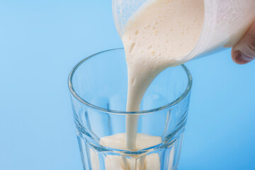 グラスに注がれるプロテインドリンク