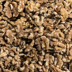 Ripe and peeled walnut halves and pieces. Shelled walnuts.