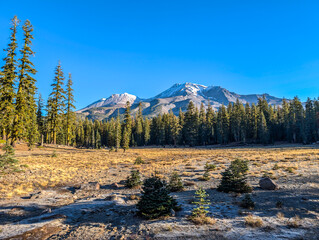 Fototapeta premium Scenic views at Shasta mountain california