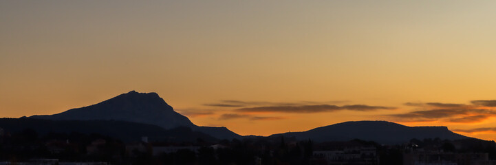 Obraz premium Sainte Victoire mountain in the light of an autumn morning