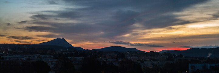 Obraz premium Sainte Victoire mountain in the light of an autumn morning