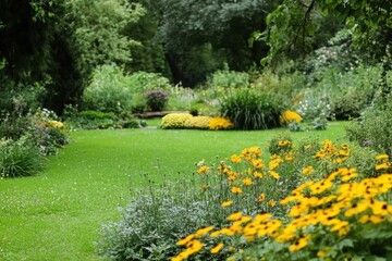 Obraz premium A vibrant garden filled with colorful flowers and lush greenery.