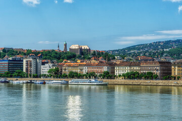 Fototapeta premium Scenic riverbank promenade with historic buildings and a calm river in the background. A blend of leisure and architectural beauty.