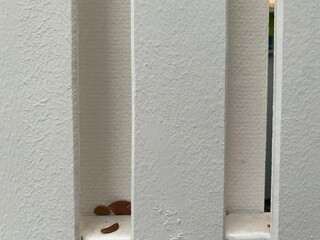 White slatted floor with gap