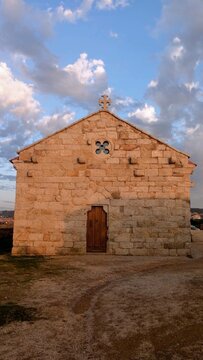 Fachada de la capilla de la Virgen de la Lanzada, Galicia