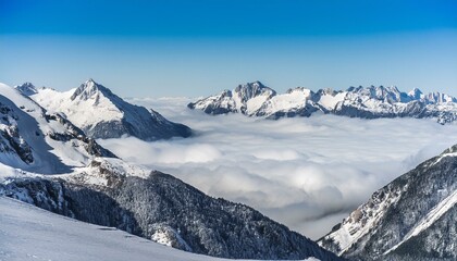 Obraz premium 산꼭대기 풍경 눈으로 덮인 산봉우리와 그 아래로 펼쳐진 운해