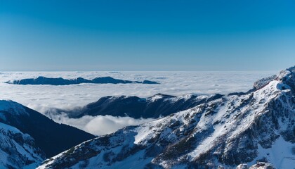 산꼭대기 풍경 눈으로 덮인 산봉우리와 그 아래로 펼쳐진 운해