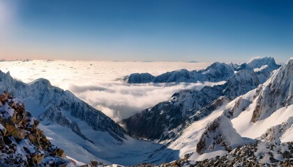 Fototapeta premium 산꼭대기 풍경 눈으로 덮인 산봉우리와 그 아래로 펼쳐진 운해
