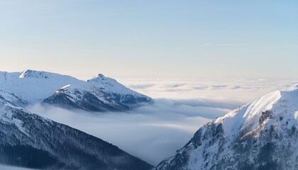 Obraz premium 산꼭대기 풍경 눈으로 덮인 산봉우리와 그 아래로 펼쳐진 운해