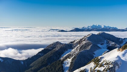 산꼭대기 풍경 눈으로 덮인 산봉우리와 그 아래로 펼쳐진 운해