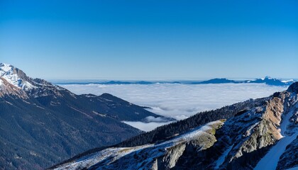 산꼭대기 풍경 눈으로 덮인 산봉우리와 그 아래로 펼쳐진 운해