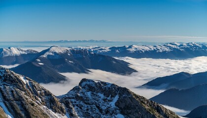 산꼭대기 풍경 눈으로 덮인 산봉우리와 그 아래로 펼쳐진 운해