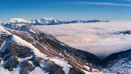 산꼭대기 풍경 눈으로 덮인 산봉우리와 그 아래로 펼쳐진 운해