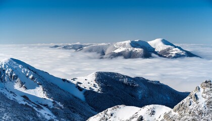 산꼭대기 풍경 눈으로 덮인 산봉우리와 그 아래로 펼쳐진 운해