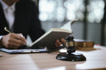 Lawyers and staff discuss and consult on legal issues and work related to lawyers.