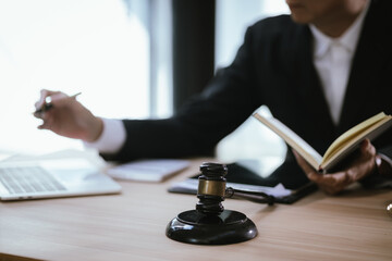 Lawyers and staff discuss and consult on legal issues and work related to lawyers.