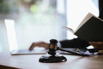 Lawyers and staff discuss and consult on legal issues and work related to lawyers.