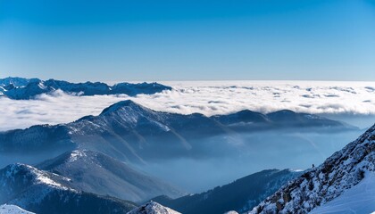 Obraz premium 산꼭대기 풍경 눈으로 덮인 산봉우리와 그 아래로 펼쳐진 운해