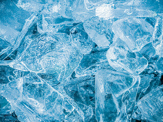 Obraz premium icecubes background,icecubes texture,icecubes wallpaper,ice helps to feel refreshed and cool water from the icecubes helps the water refresh your life and feel good.ice drinks for refreshment business