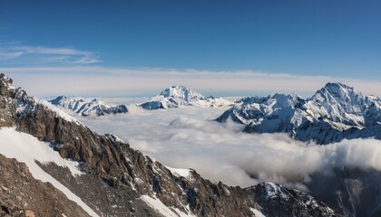 산꼭대기 풍경 눈으로 덮인 산봉우리와 그 아래로 펼쳐진 운해