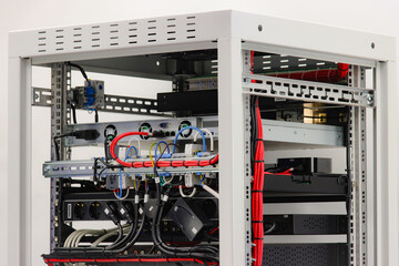 Connection of electronic modules in a multimedia telecommunication rack.