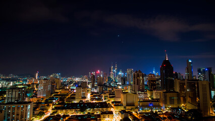 Obraz premium Nighttime timelapse of the Malaysian capital Kuala Lumpur.
