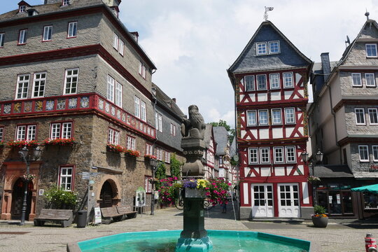 Marktbrunnen und Rathaus am Marktplatz in Herborn