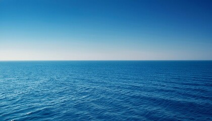Obraz premium Calm blue ocean meeting the horizon under a clear sky