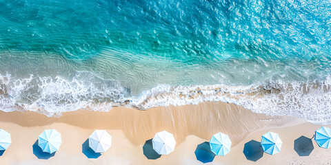 Obraz premium Beautiful blue ocean with a sandy beach.