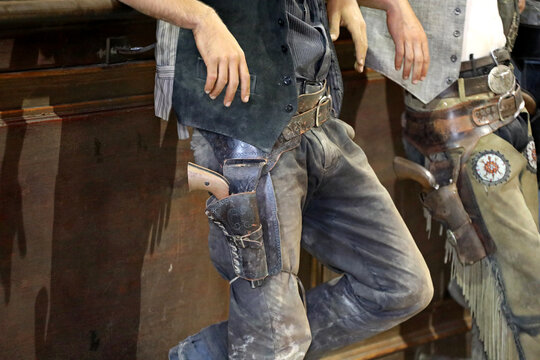 almer&iacute;a poblado del oeste vaqueros con pistolas apoyados en la barra del bar saloon escenario de peliculas de vaqueros western 4M0A5943-as24