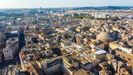 Obraz premium Visão aérea da arquitetura clássica de Roma, destacando seus monumentos históricos e o legado cultural da cidade eterna, com ruas e ruínas antigas em meio à paisagem urbana