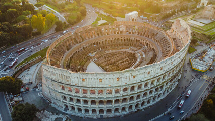 Foto aérea impressionante do Coliseu de Roma, Itália, em um dia ensolarado. A imagem destaca a...