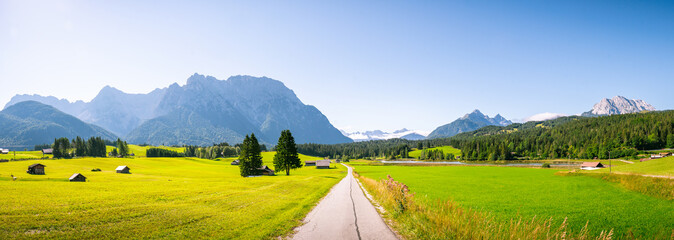 Schöne Berg Straße in Deutschland Alpen. Panorama Sicht auf Feld, Gebirge und Wiese. Kirche Idylle wandern durch Wald und Natur. 