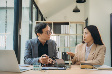 Obraz premium Strategic Planning: A focused business meeting, two professionals engrossed in a productive conversation. Their body language conveys intention and engagement.