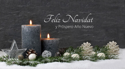 Tarjeta de Navidad: Decoración navideña con velas, ramas de abeto y adornos navideños en la...