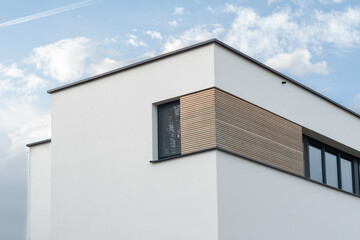 building with blue sky, Woonhuizen met moderne gevel, modern dak van woongebouw, verhoging van de dwarsdoorsnede van het gebouw