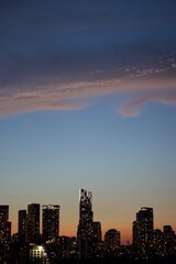 Obraz premium sunset over the lit up city