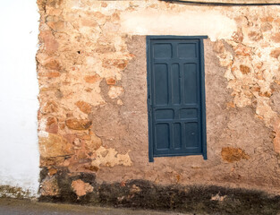 Puertas antiguas, desvencijadas, rotas, olvidadas e históricas.