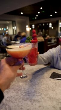  Tchin-tchin porter un toast